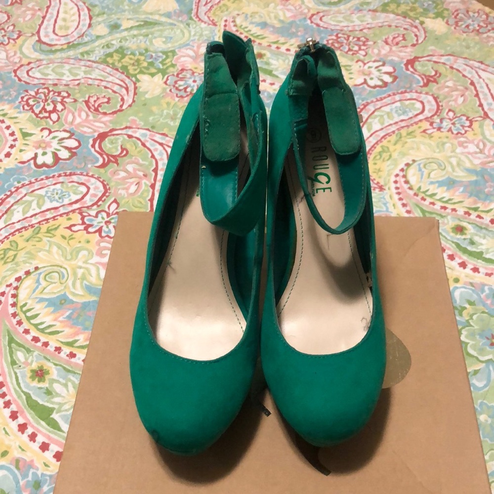 Heels - Picture 2 of 2